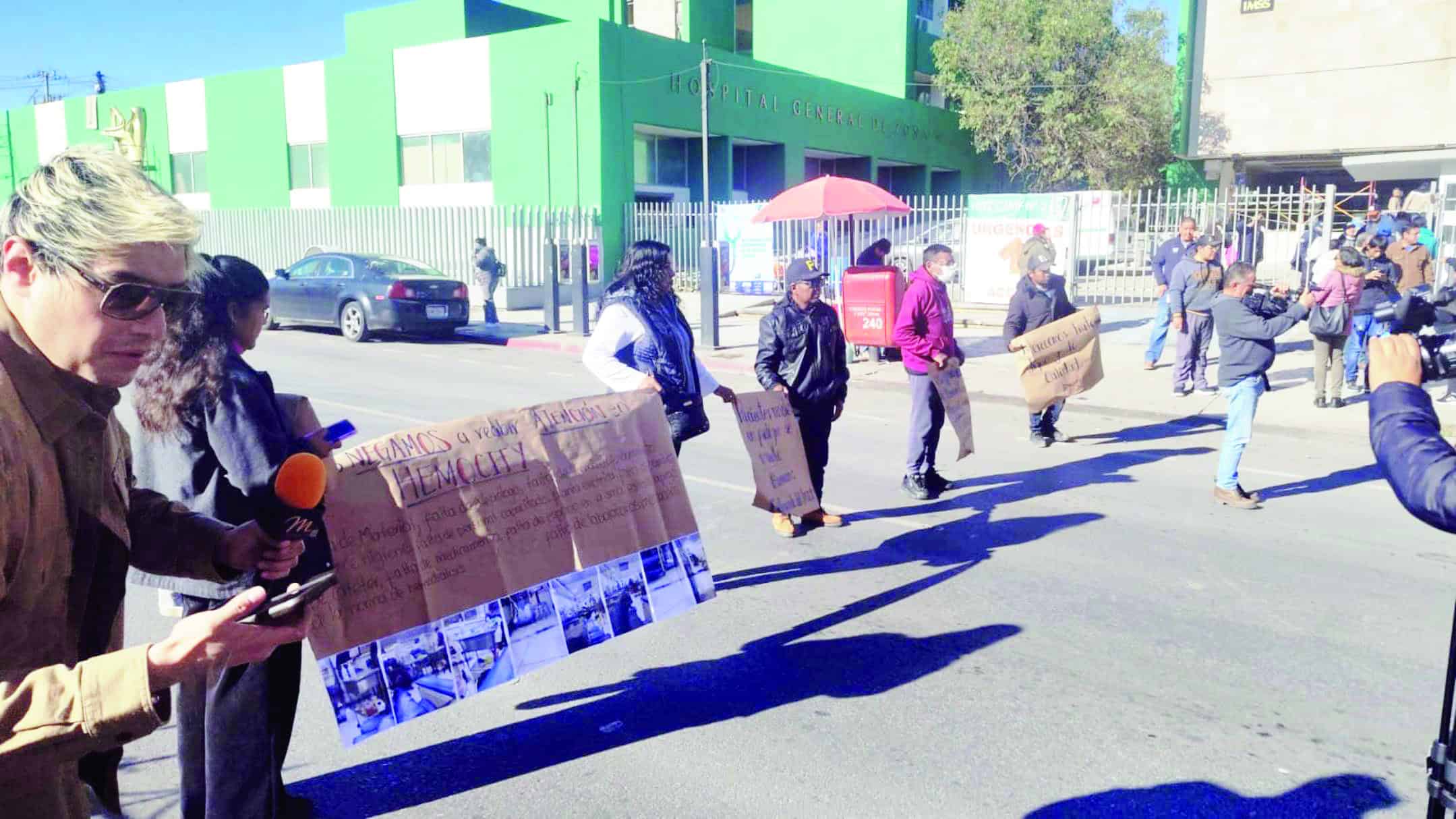 Protesta de pacientes del IMSS en Saltillo por condiciones m&eacute;dicas precarias