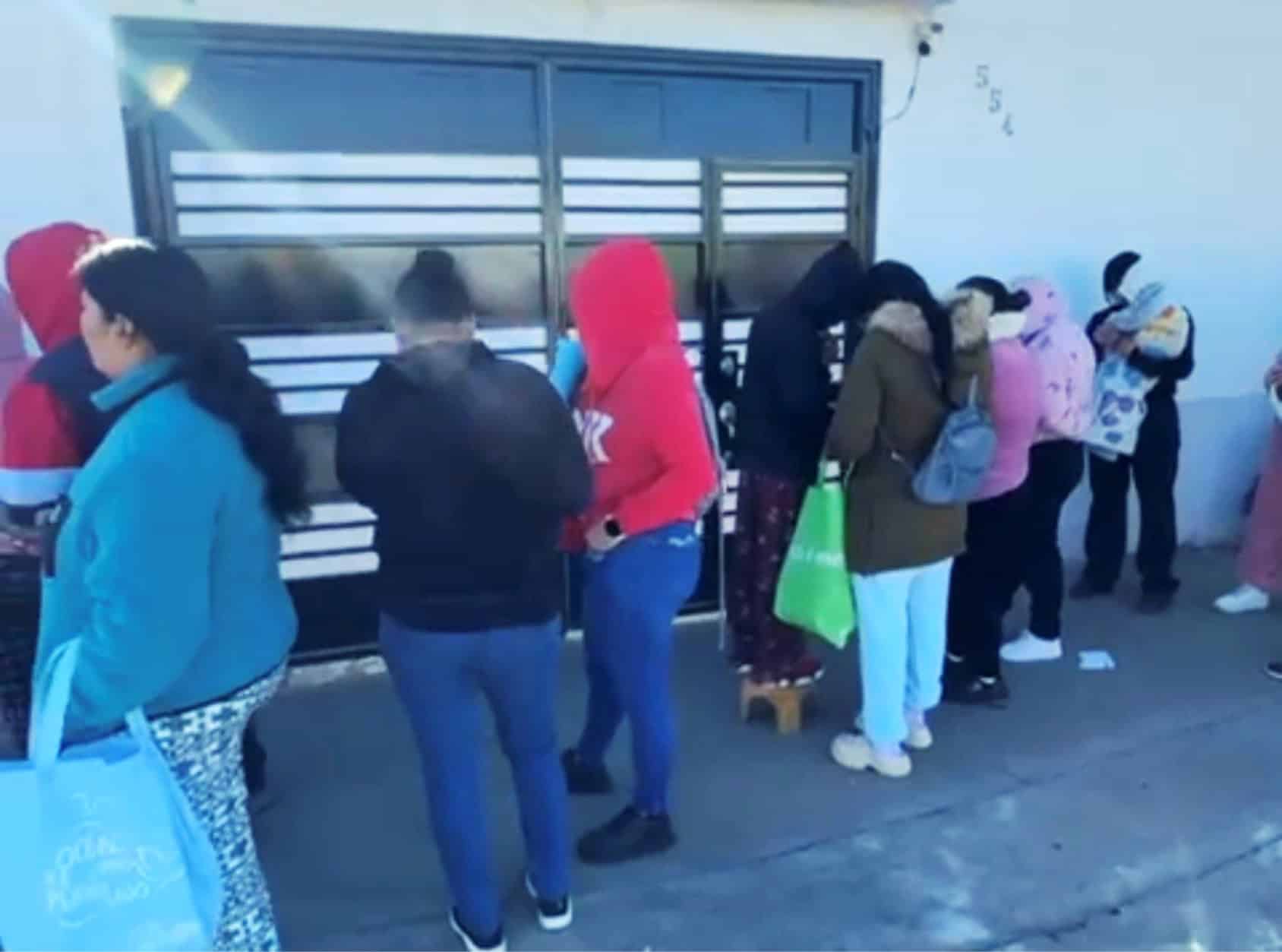 Desorganizaci&oacute;n en mercadito a un peso en Ramos Arizpe causa aglomeraciones