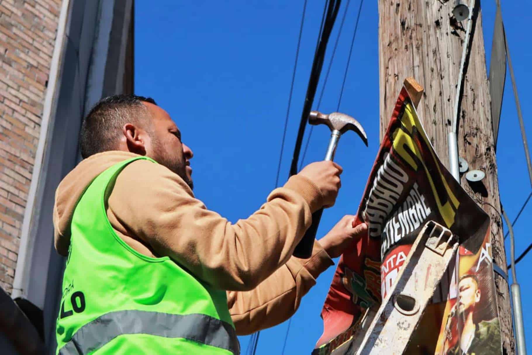 Retiro de publicidad irregular fortalece seguridad en Saltillo