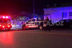 Le truena llanta  y vuelca en moto