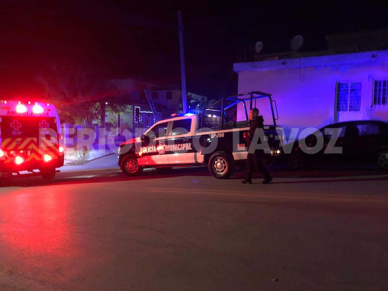 Le truena llanta  y vuelca en moto