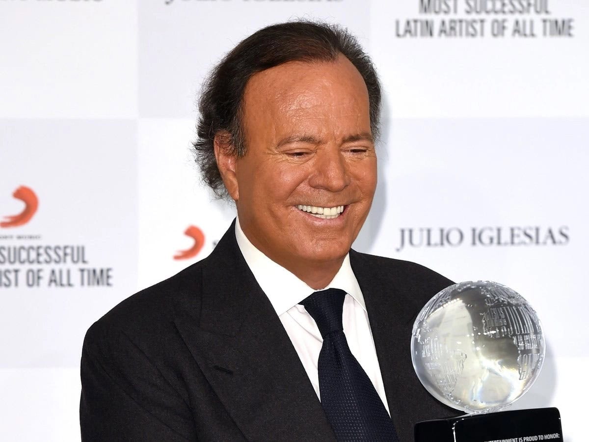Julio Iglesias no ser&aacute; juzgado en Espa&ntilde;a tras archivo de la Fiscal&iacute;a