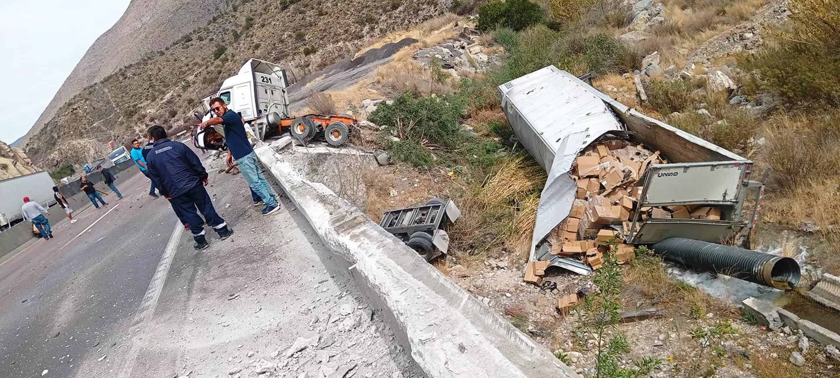 Accidente grave en Arteaga: tr&aacute;iler se estrella en Los Chorros
