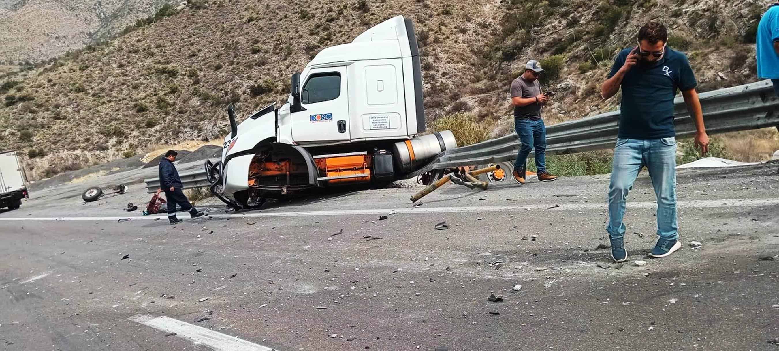 Accidente grave en Arteaga: tr&aacute;iler se estrella en Los Chorros