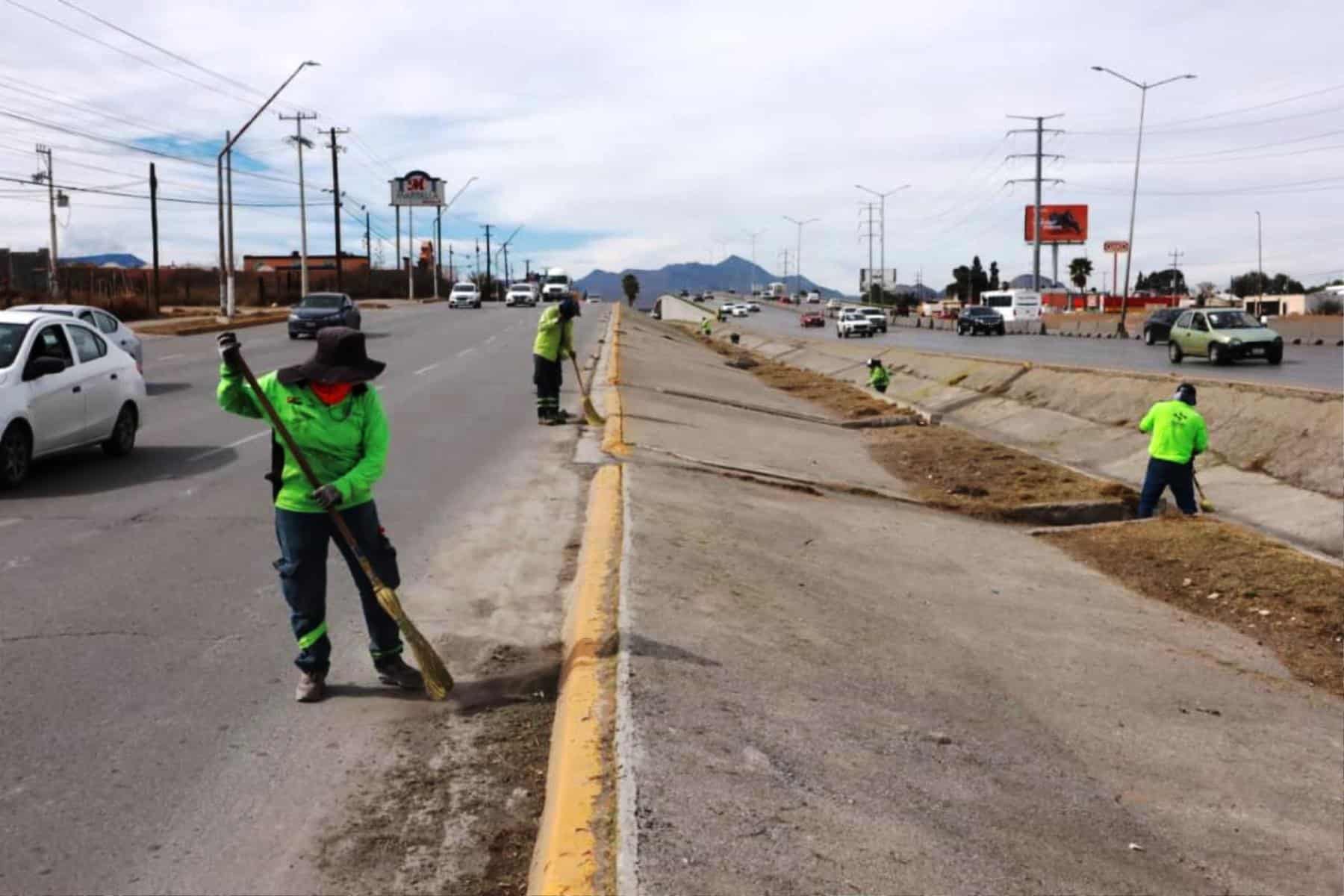 Gobierno Municipal de Saltillo deshierba arroyos para proteger seguridad de la poblaci&oacute;n