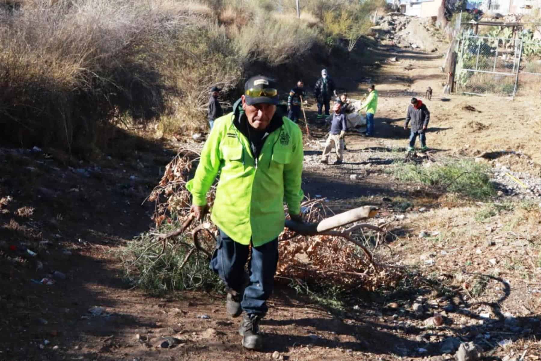 Gobierno Municipal de Saltillo deshierba arroyos para proteger seguridad de la poblaci&oacute;n