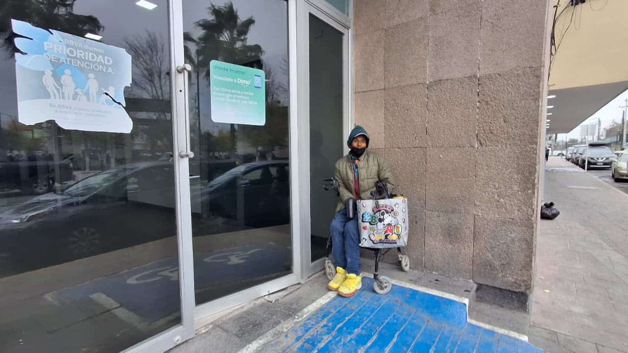 Juli&aacute;n Escobedo solicita apoyo afuera de Bancomer