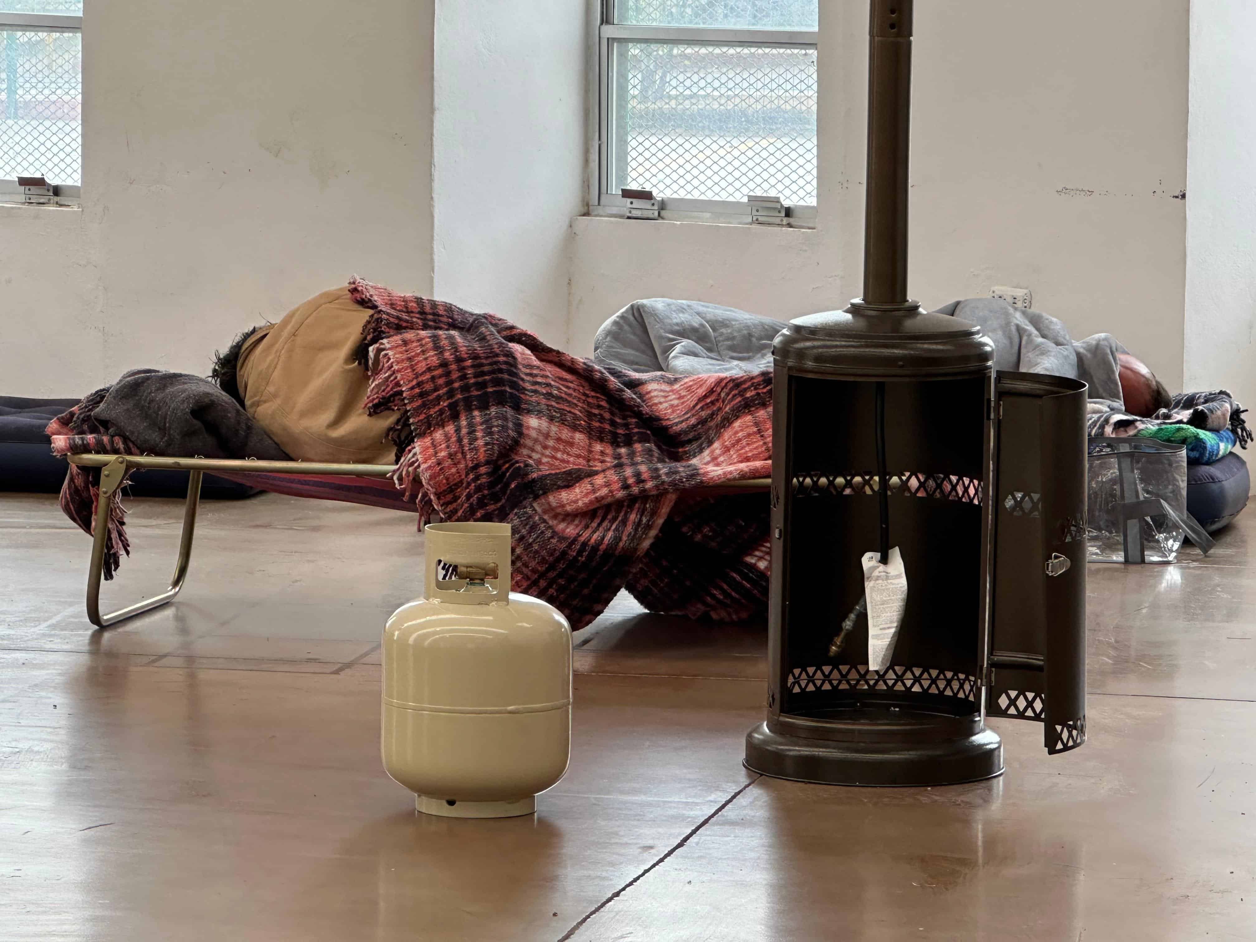 M&aacute;s de 130 personas buscan refugio en albergues por temperaturas bajo cero en la regi&oacute;n