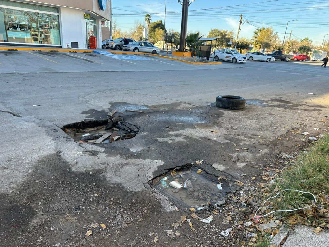 Denuncian hundimientos y posible socav&oacute;n en c&eacute;ntrica calle de Villa de Fuente; municipio no responde