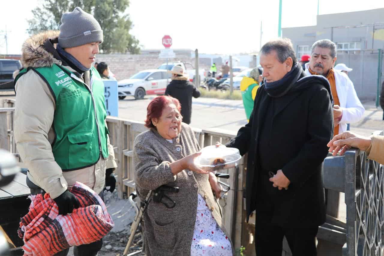 &Oacute;scar R&iacute;os lidera entrega de cobijas y alimentos en Nueva Rosita