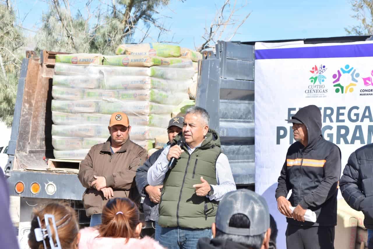 V&iacute;ctor Leija entrega cemento y tinacos subsidiados en Cuatro Ci&eacute;negas