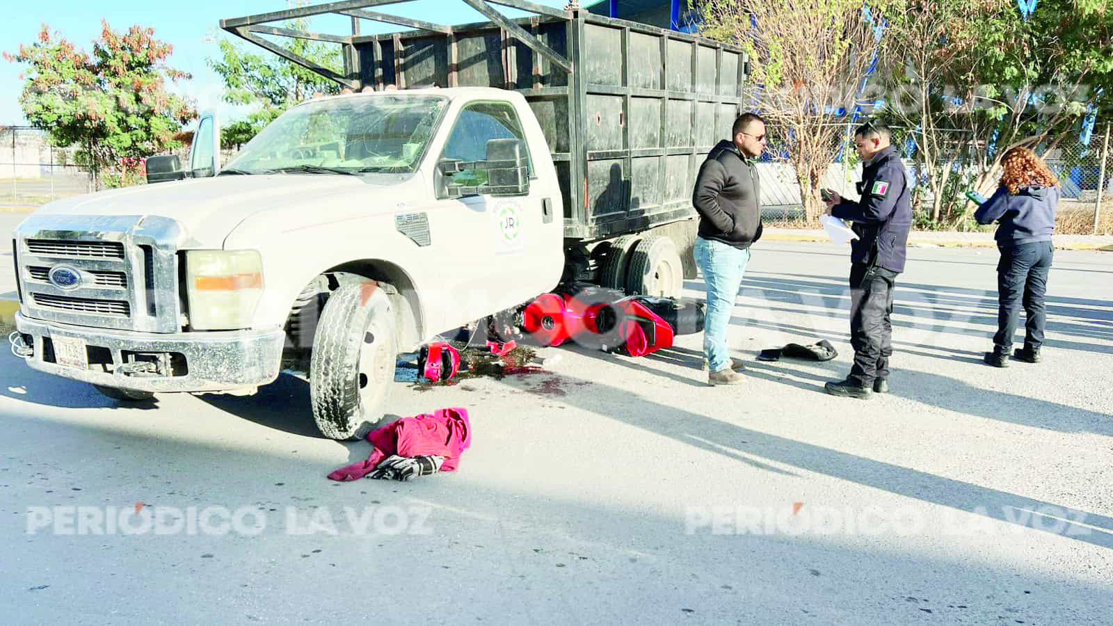 Accidente en Monclova: motociclista queda atrapado bajo un cami&oacute;n