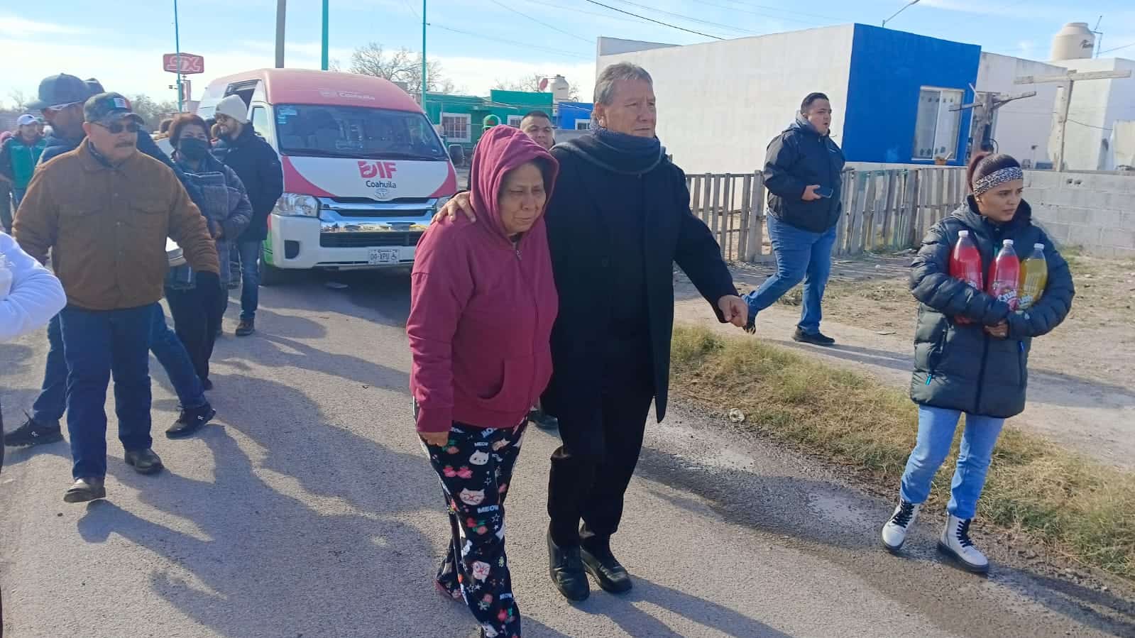 Oscar R&iacute;os Ram&iacute;rez entrega alimentos calientes