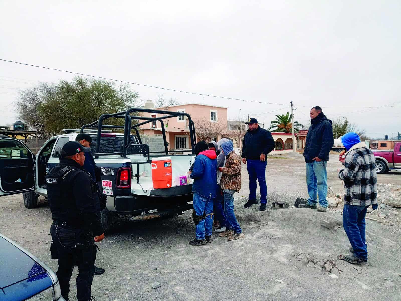 Polic&iacute;as de Casta&ntilde;os entrega caf&eacute; y pan