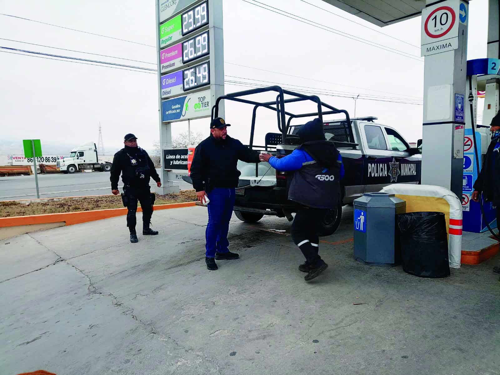 Polic&iacute;as de Casta&ntilde;os entrega caf&eacute; y pan