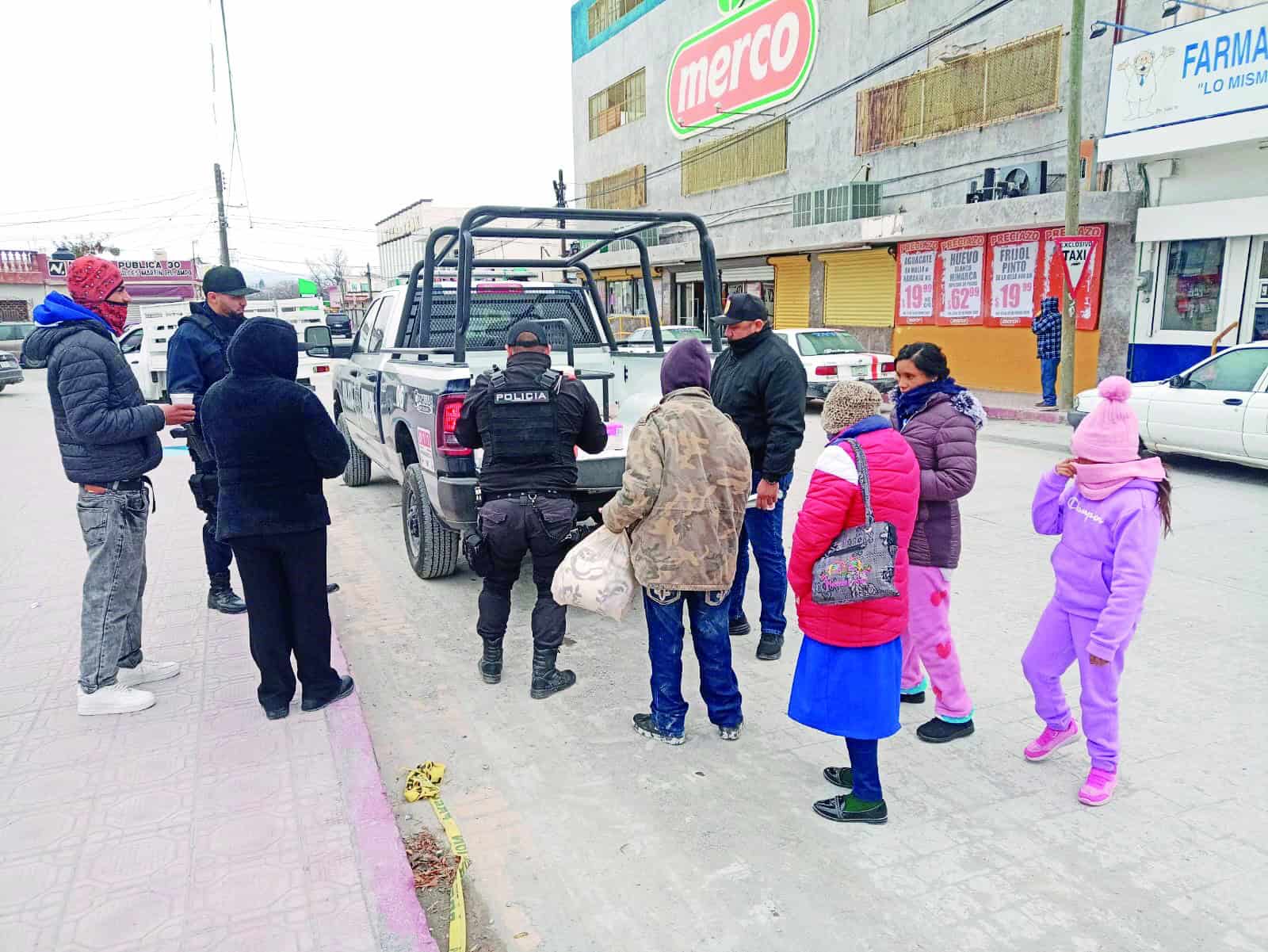 Polic&iacute;as de Casta&ntilde;os entrega caf&eacute; y pan