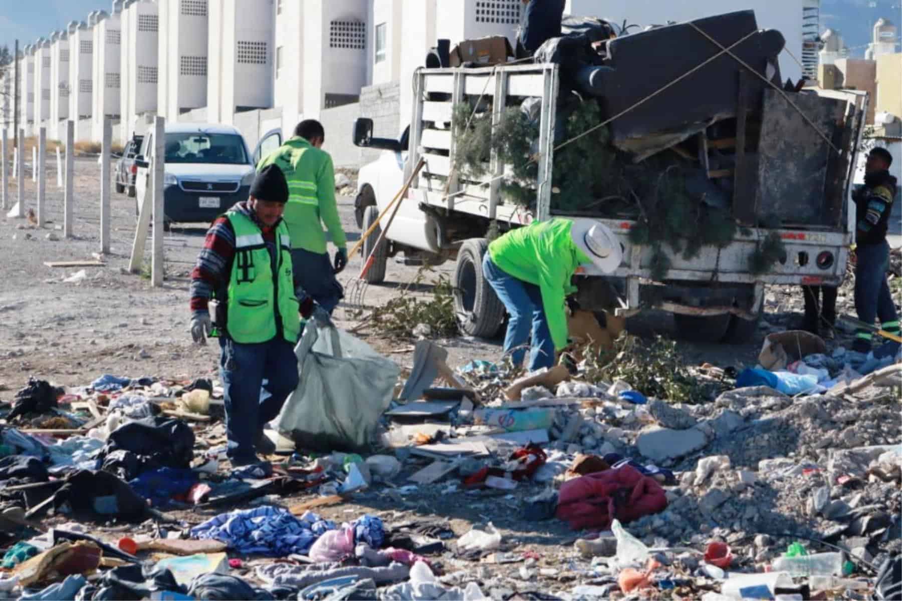 Alcalde Javier D&iacute;az Gonz&aacute;lez lidera limpieza en Valle de los Almendros en Saltillo
