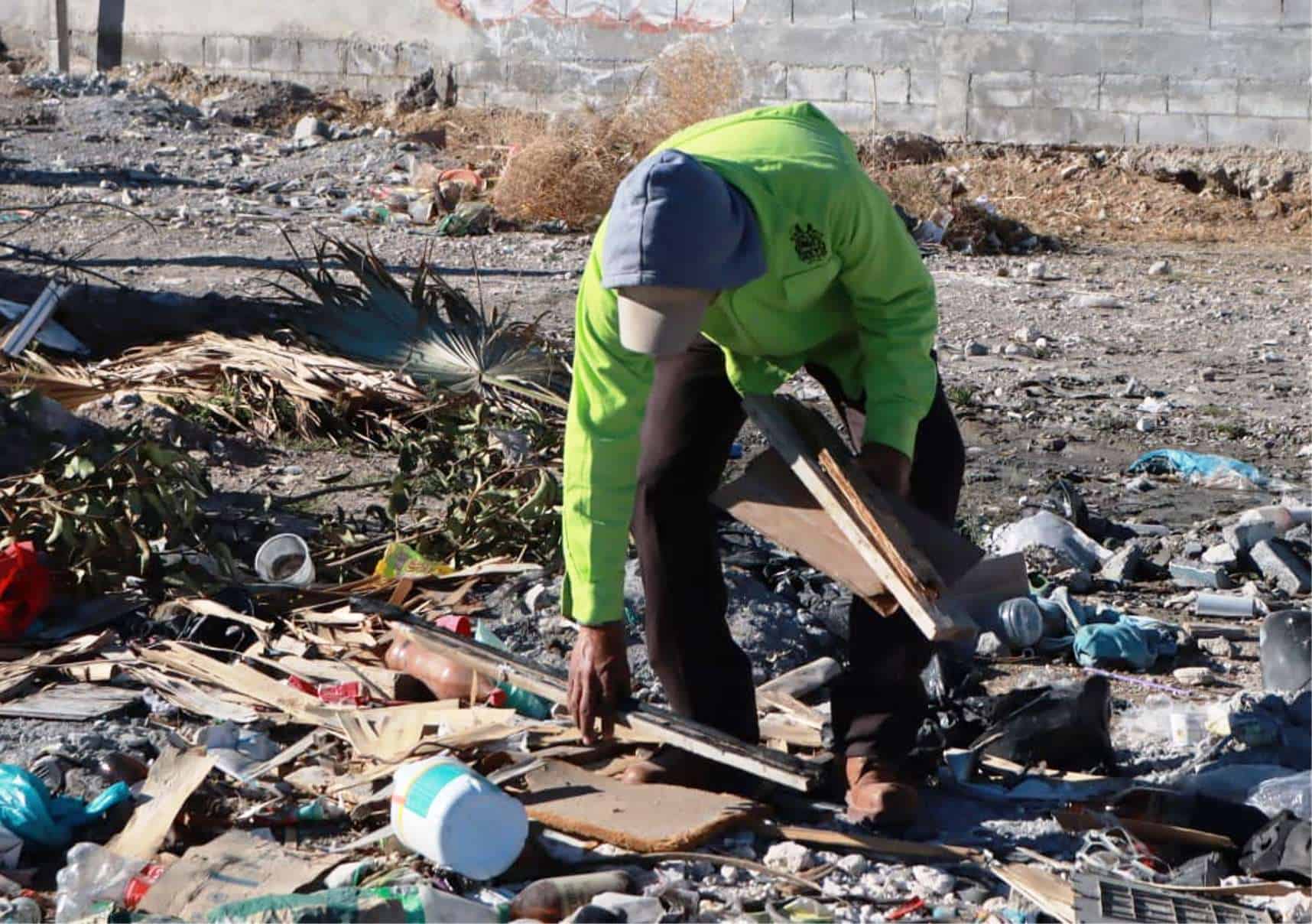 Alcalde Javier D&iacute;az Gonz&aacute;lez lidera limpieza en Valle de los Almendros en Saltillo