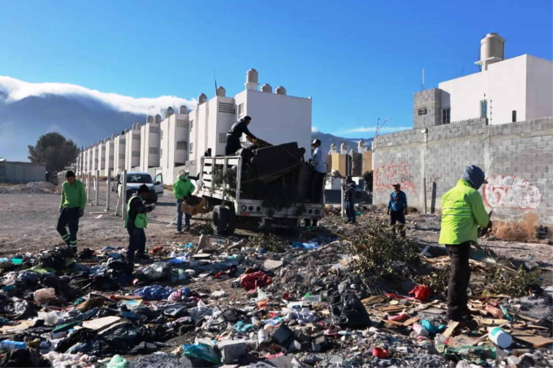Alcalde Javier D&iacute;az Gonz&aacute;lez lidera limpieza en Valle de los Almendros en Saltillo