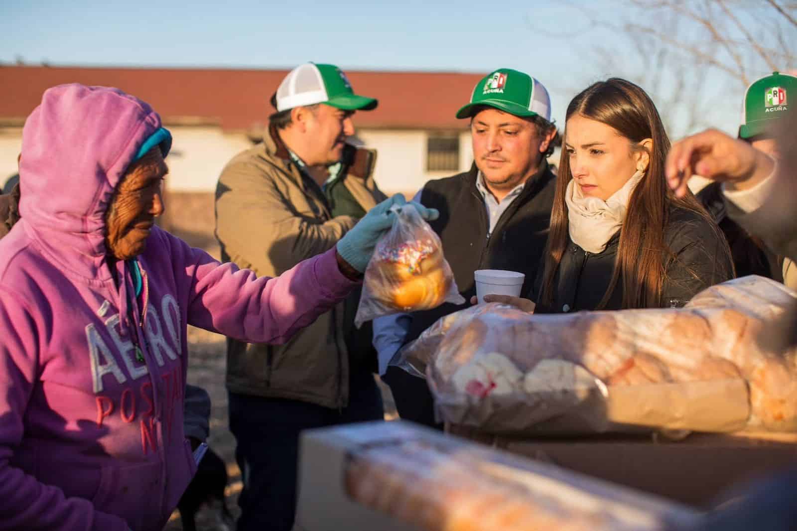 PRI Acu&ntilde;a recorre colonias para apoyar a familias ante bajas temperaturas