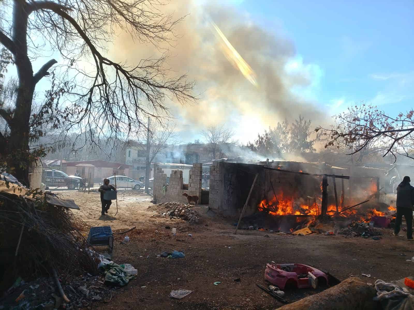 Incendio consume vivienda en la colonia Porvenir de Ciudad Acu&ntilde;a