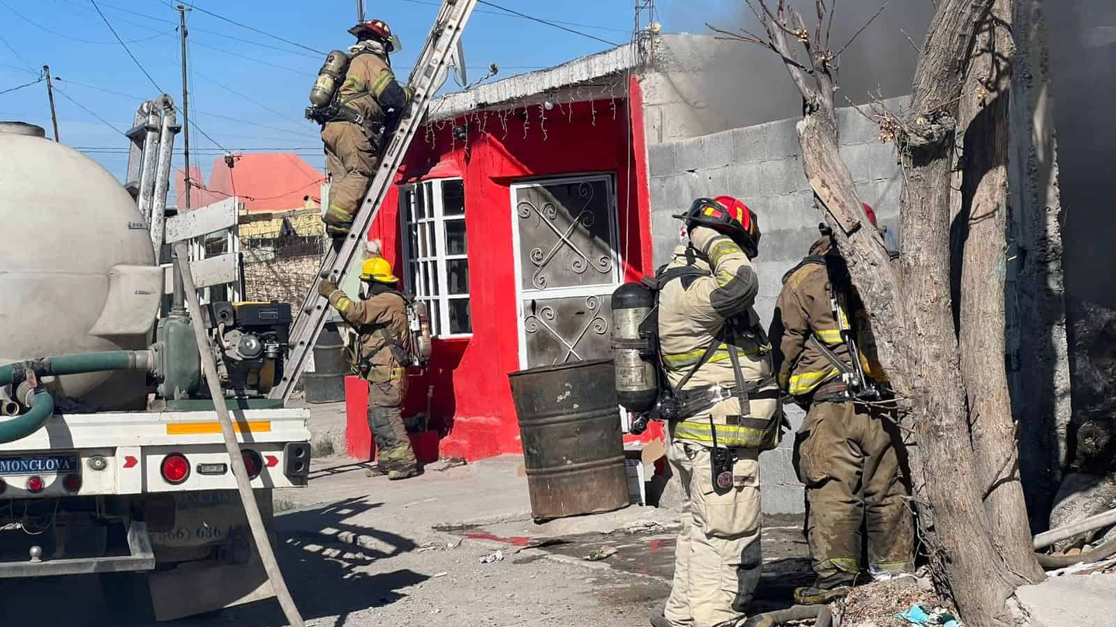 Mujer provoca incendio en vivienda abandonada en Monclova
