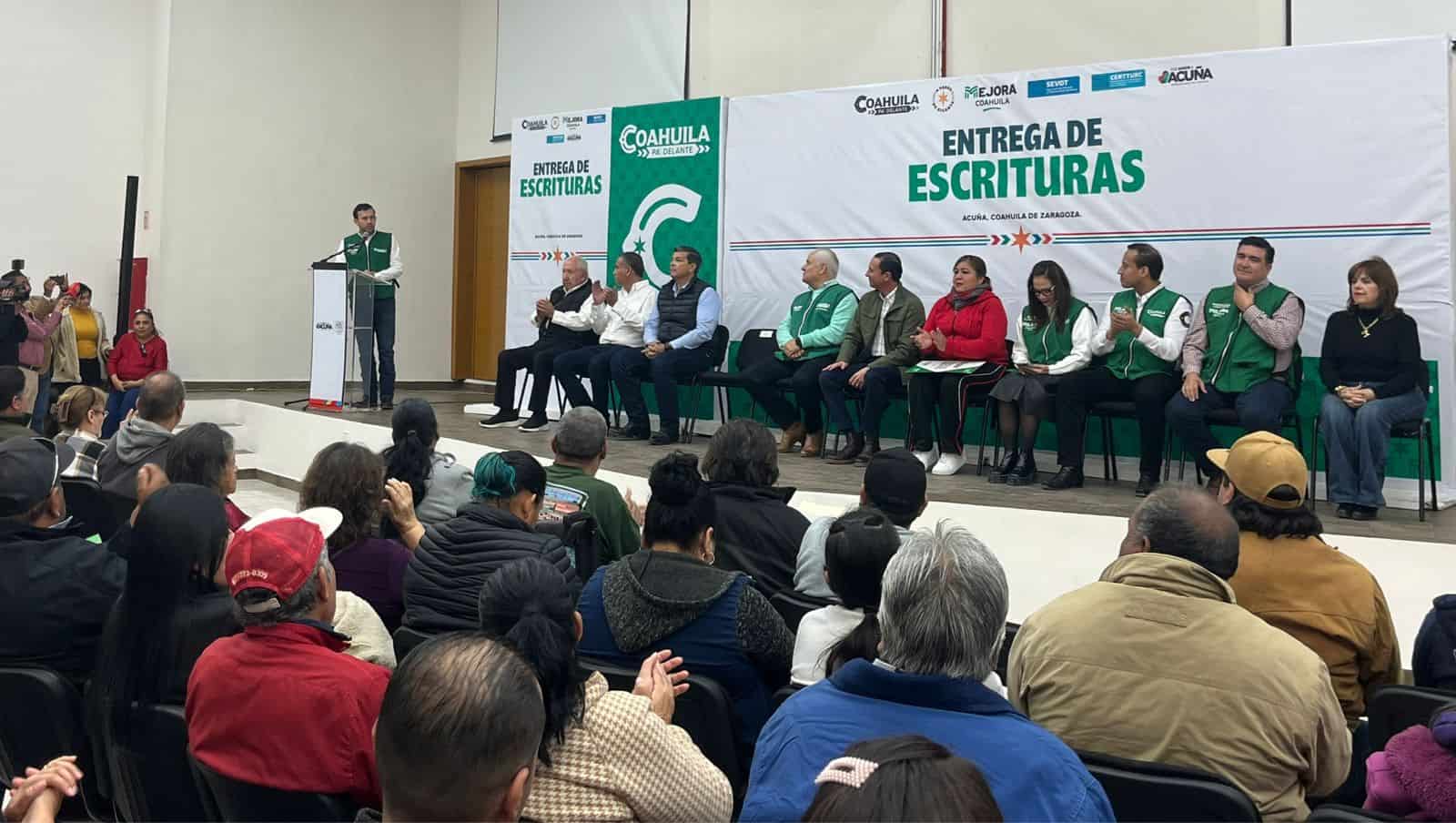 Entregan 325 escrituras y brindan certeza jur&iacute;dica a familias de Ciudad Acu&ntilde;a
