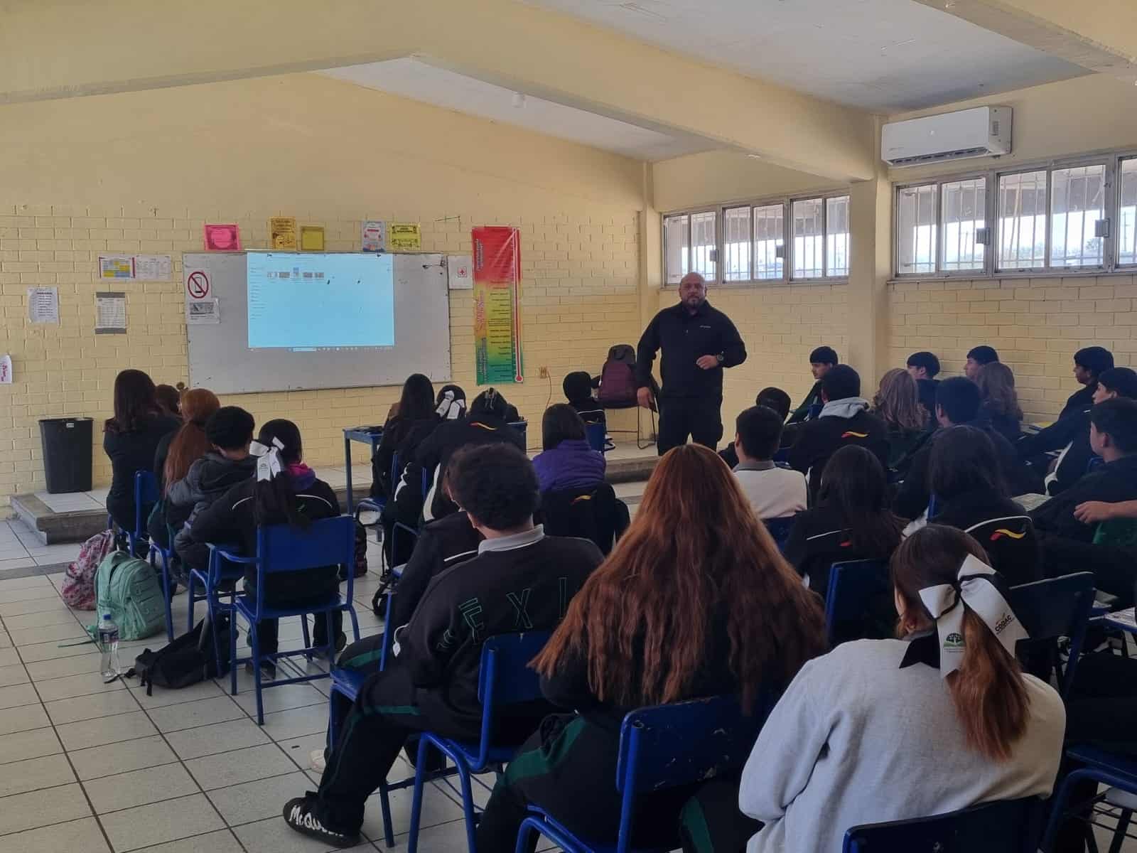 J&oacute;venes de Casta&ntilde;os reciben pl&aacute;ticas sobre drogas