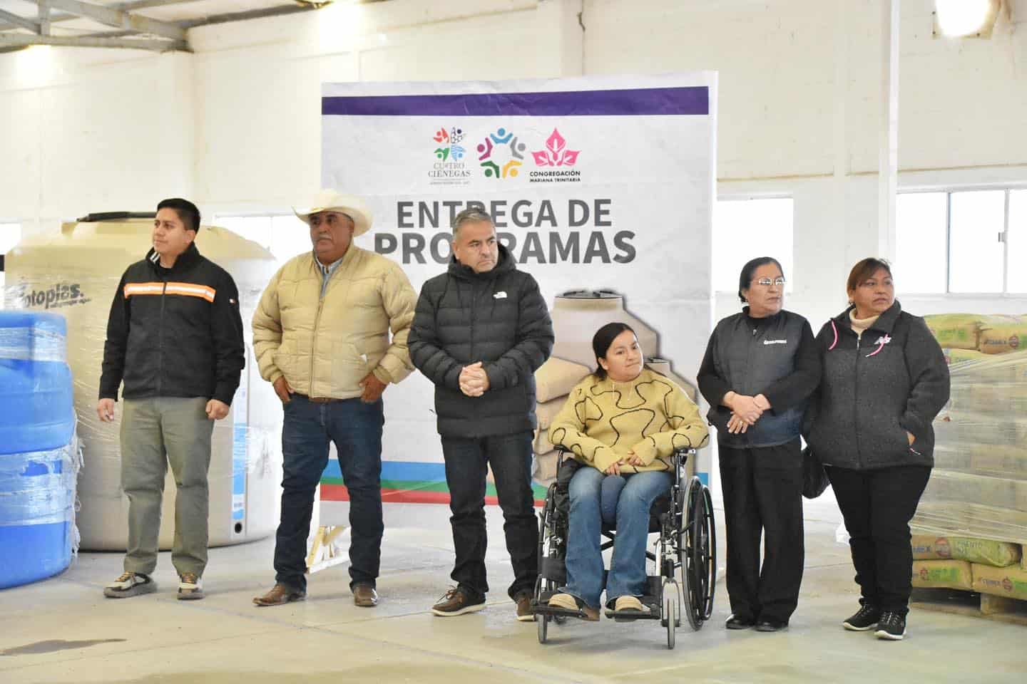 Cuatro Ci&eacute;negas: Apoyos de cemento y tinacos para 40 familias