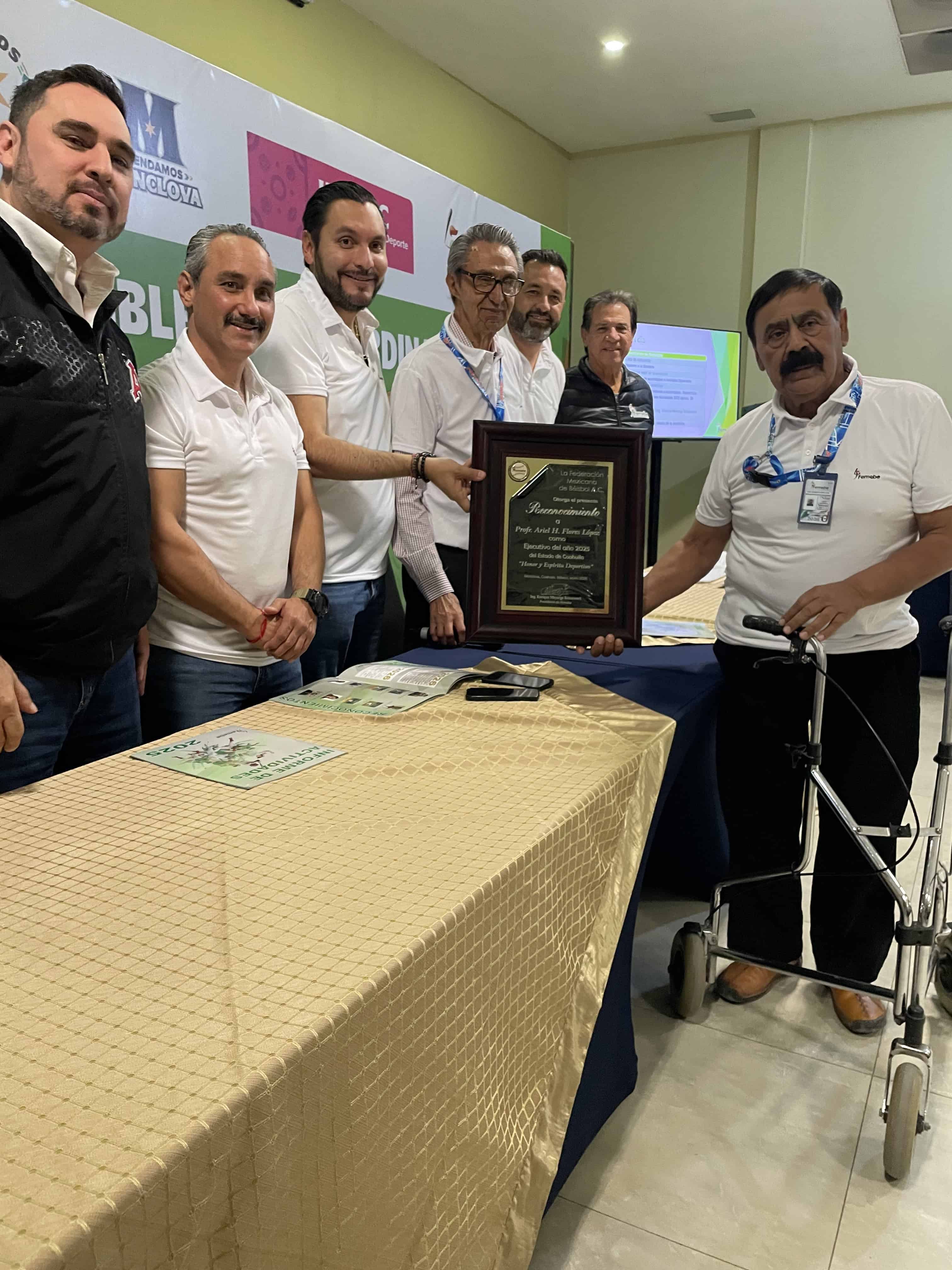 Ariel Flores recibe reconocimiento en premiaci&oacute;n de FEMEBE 2025