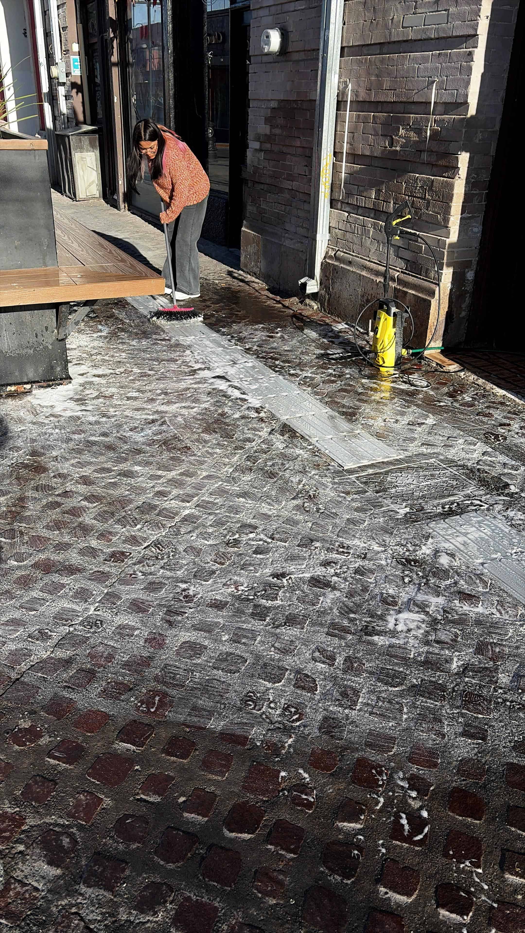 Comerciantes de Saltillo se suman a programa de limpieza de banquetas