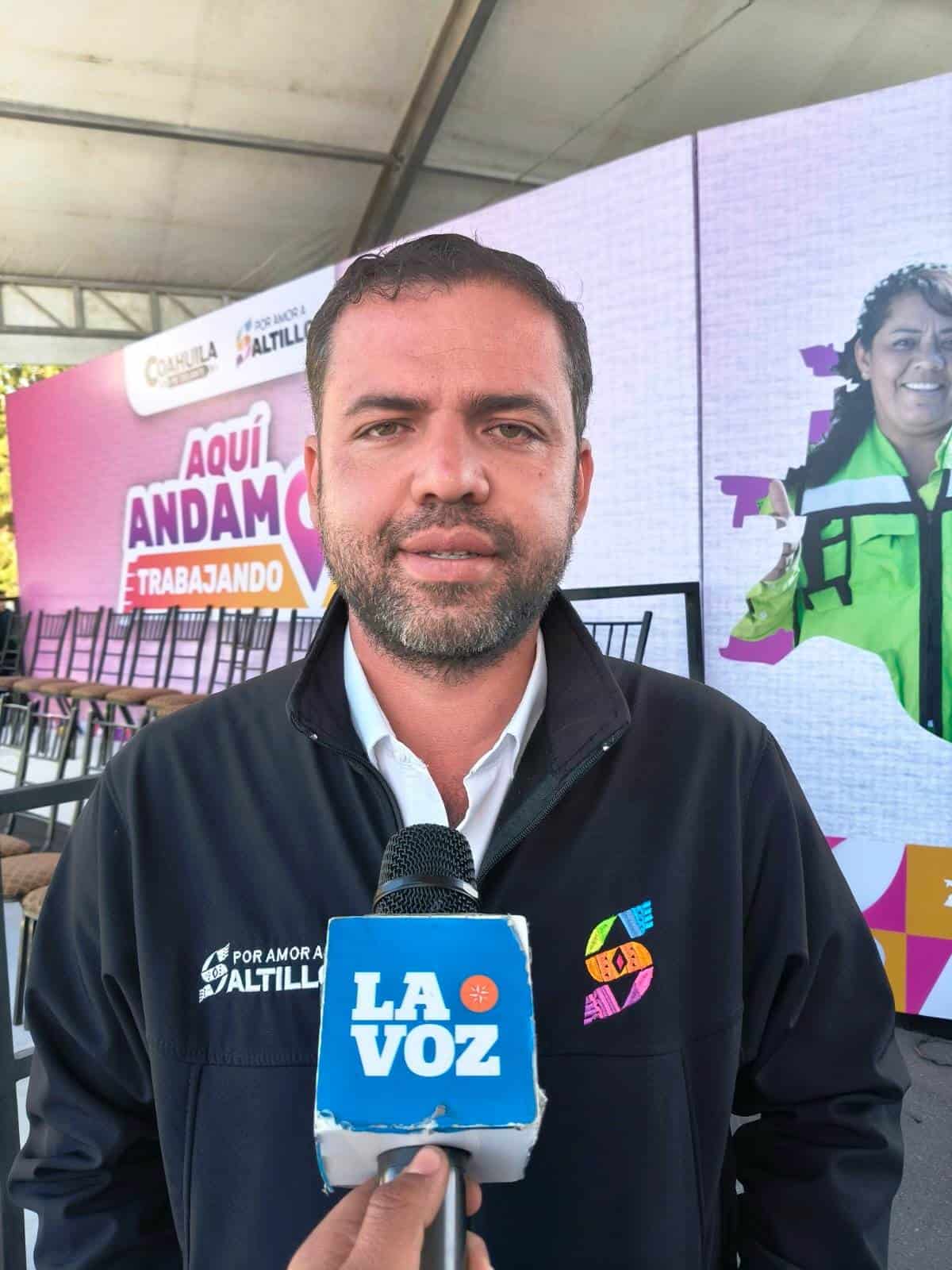 Comerciantes de Saltillo se suman a programa de limpieza de banquetas