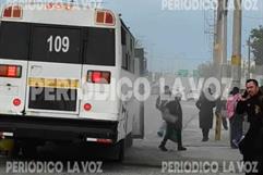 Fuego en neumático de camión intermunicipal en Monclova