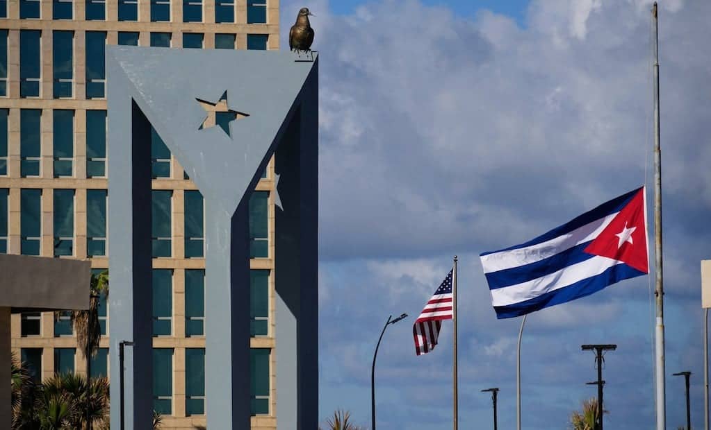 Embajadas europeas y latinoamericanas evacuan personal en Cuba