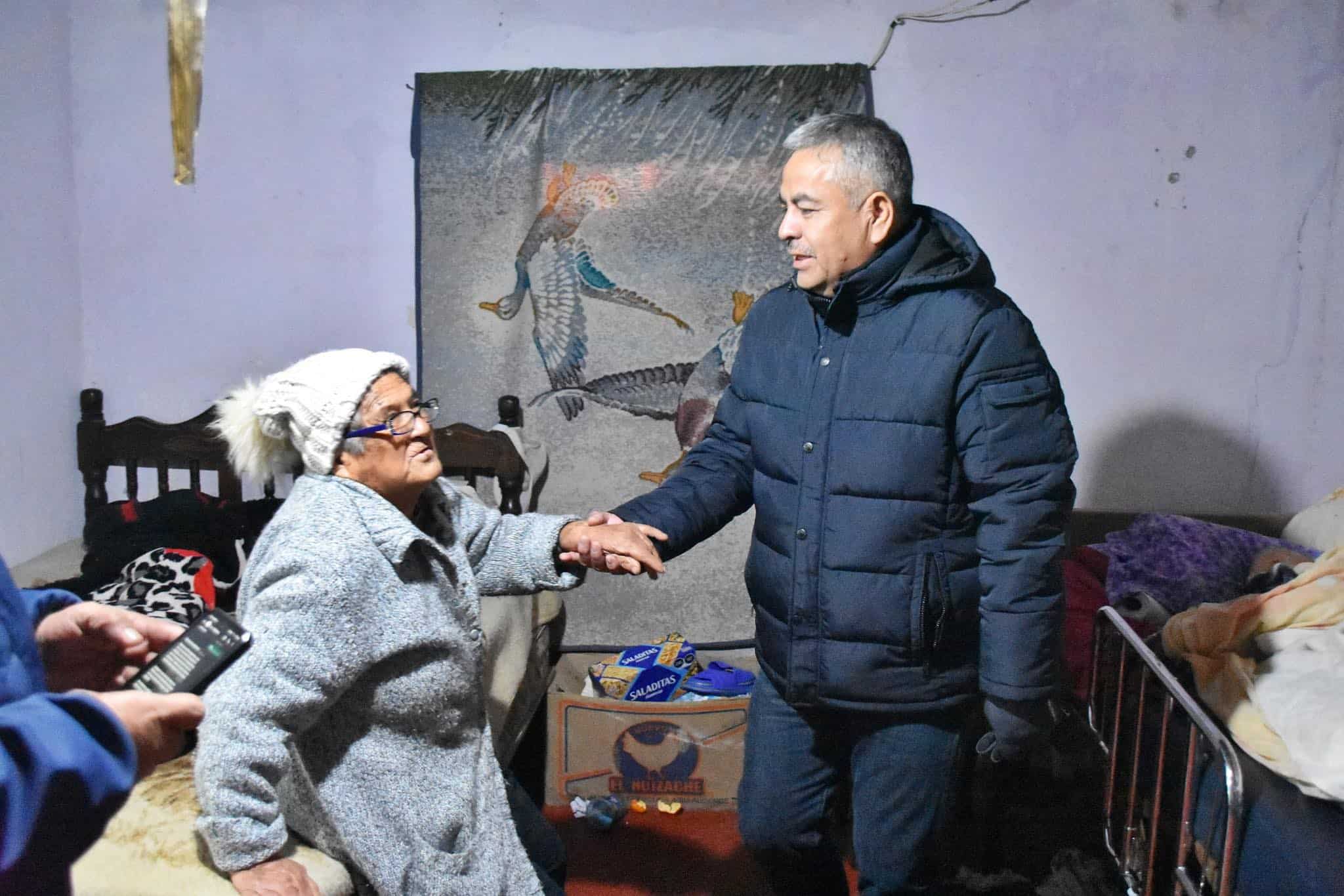 Alcalde V&iacute;ctor Leija atiende necesidades de personas vulnerables en Cuatro Ci&eacute;negas