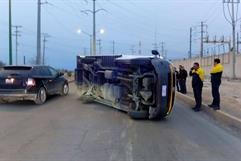 Choque con volcadura deja cuantiosos daños en Villas del Carmen