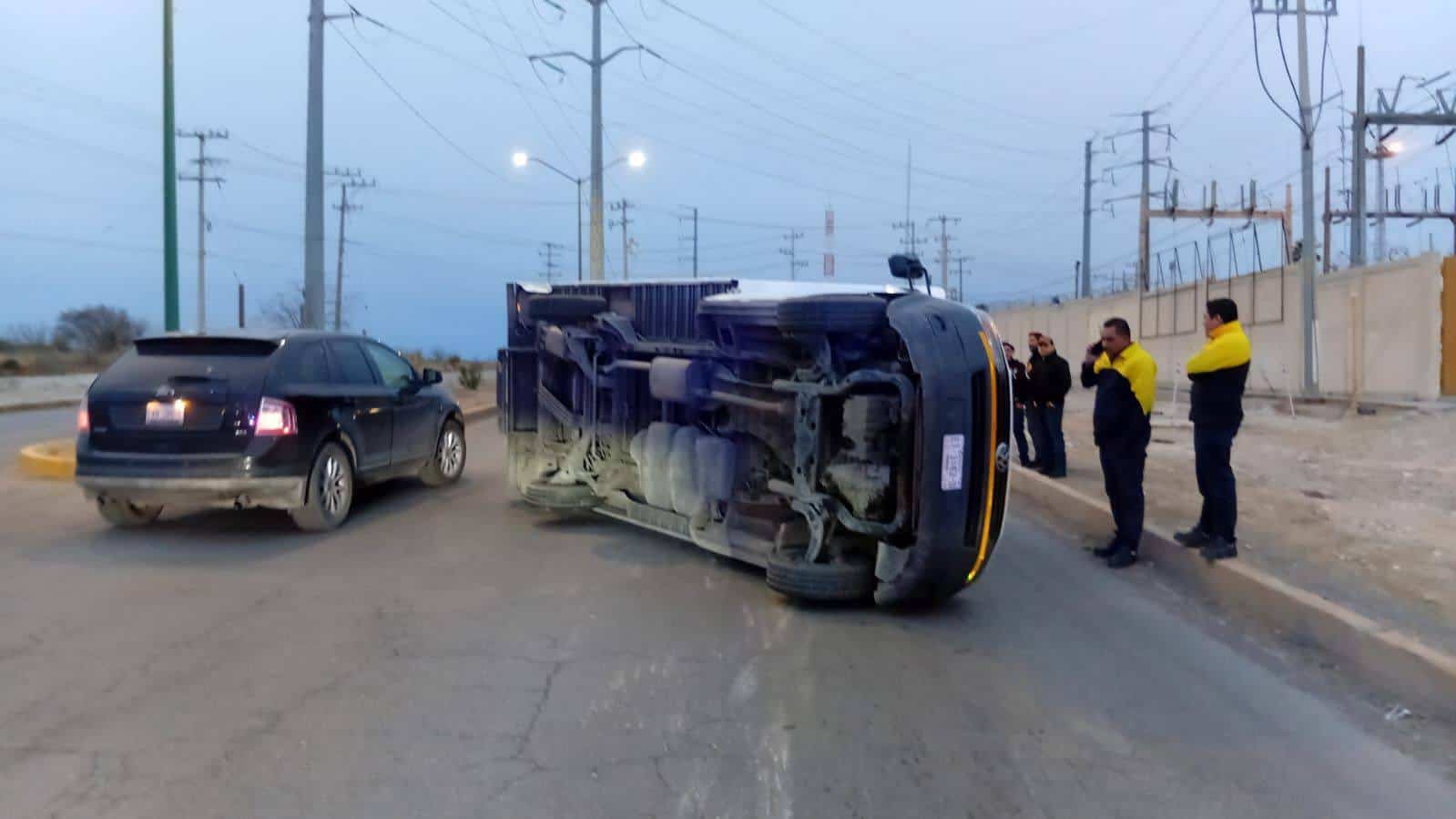 Choque con volcadura deja cuantiosos da&ntilde;os en Villas del Carmen