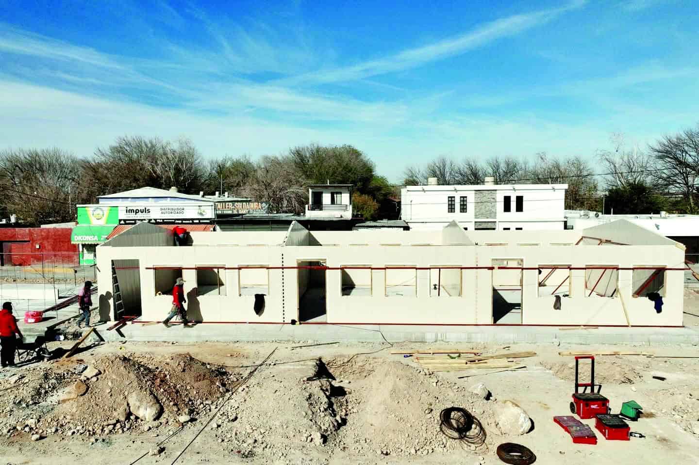 Carlos Villarreal supervisa construcci&oacute;n de nueva escuela en Monclova