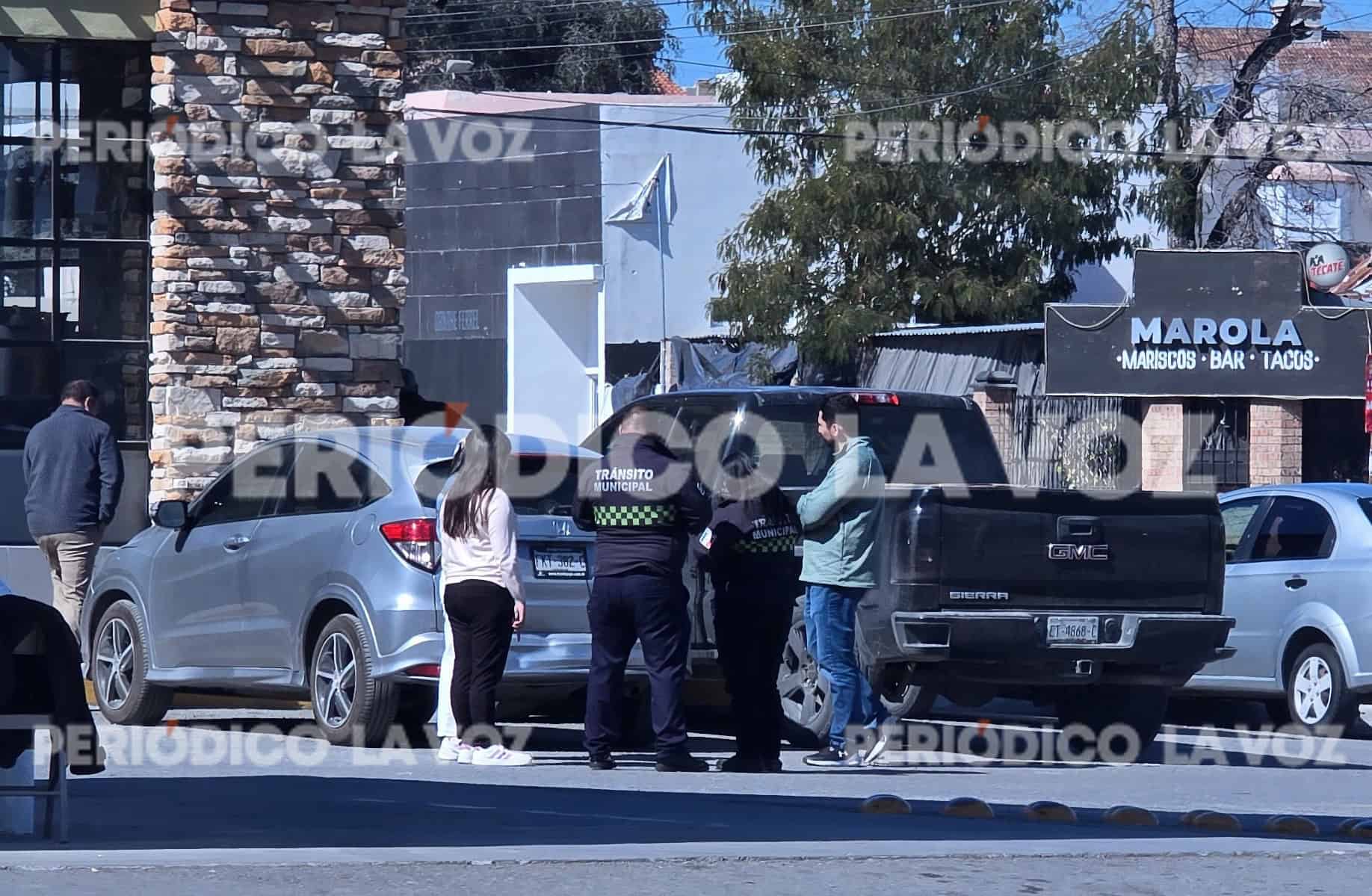 Colisi&oacute;n en bulevar Harold R. Pape deja da&ntilde;os materiales