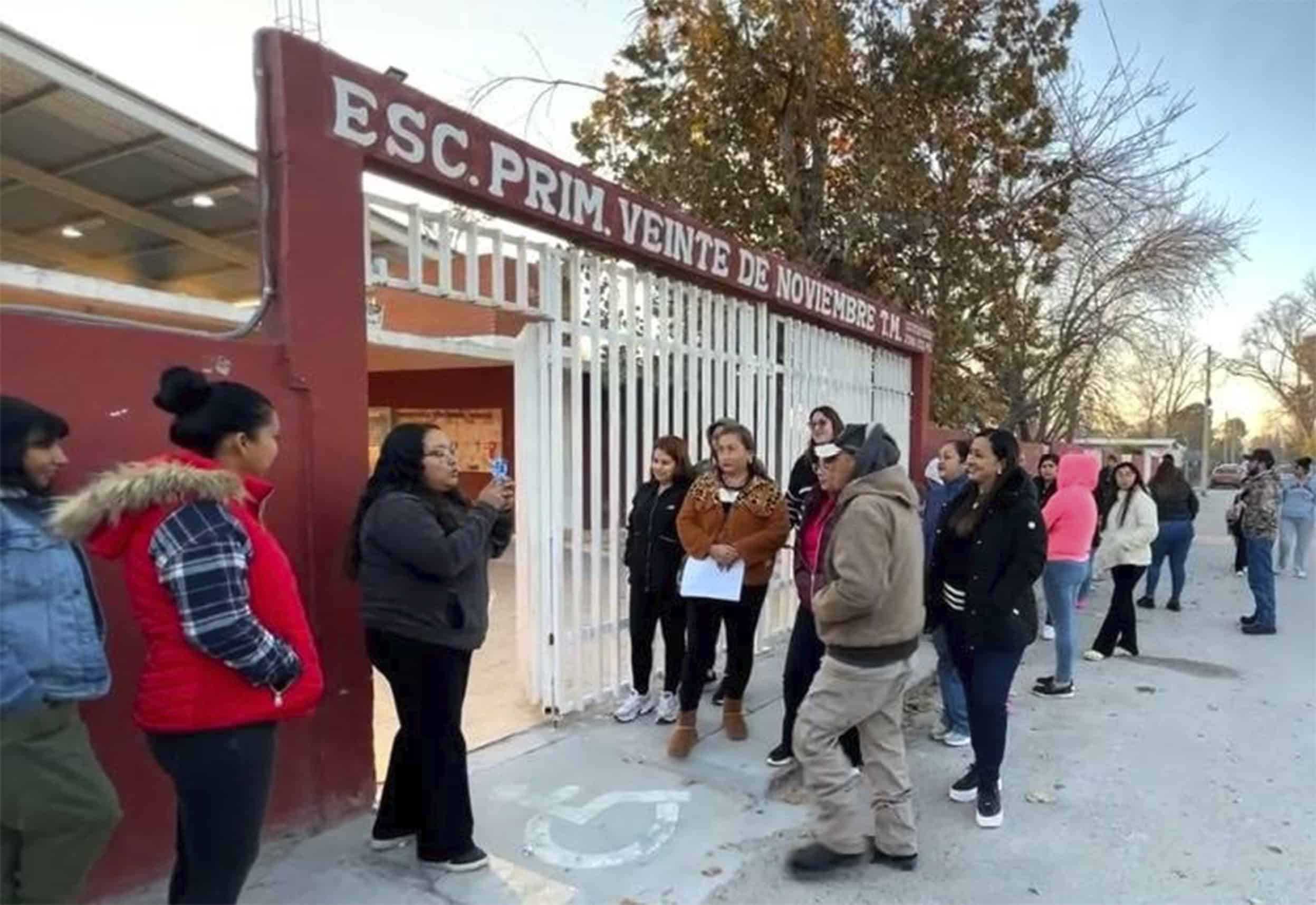 Padres de familia rechazan designaci&oacute;n de nueva directora en primaria de Nava