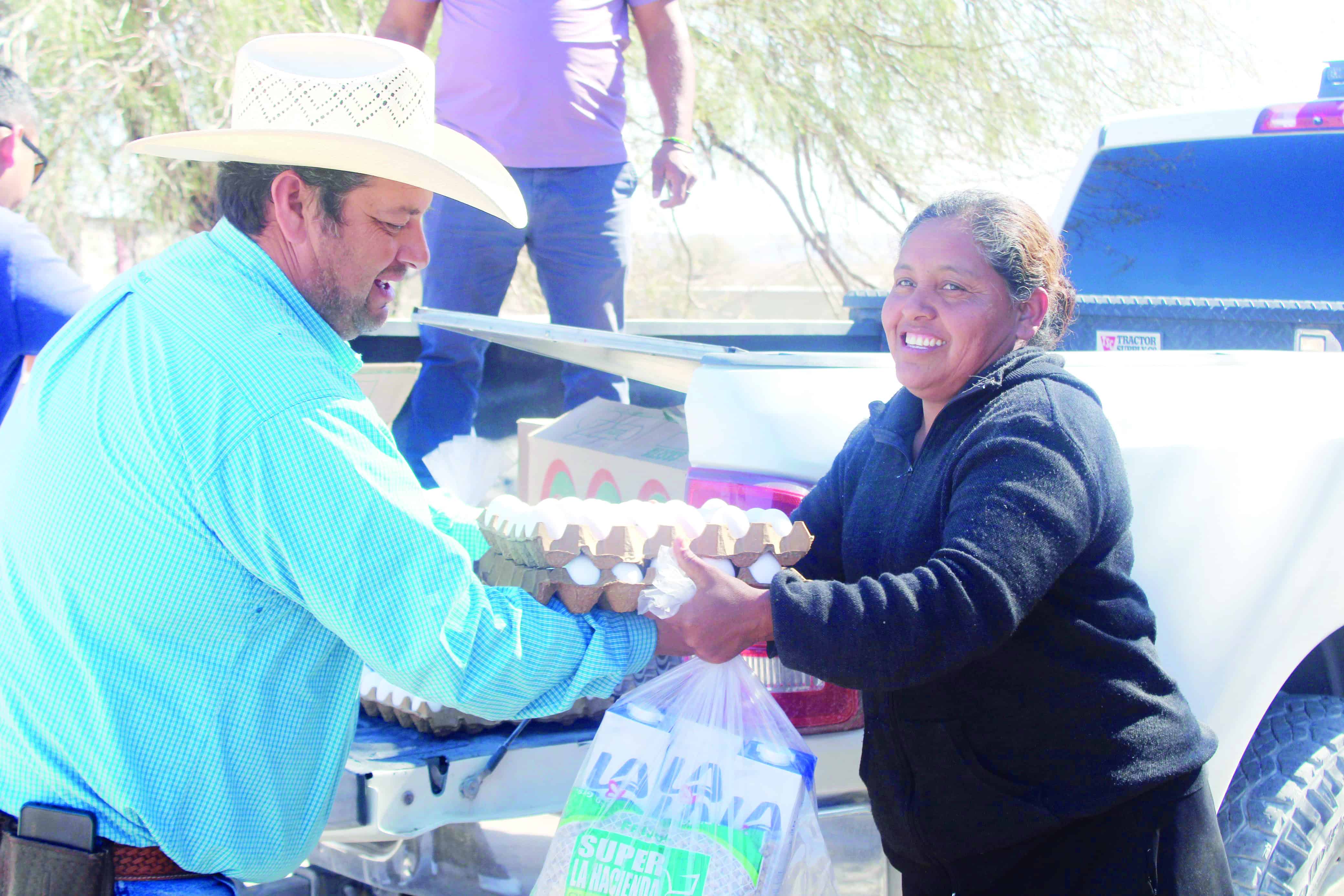 Entregan apoyo social en Cuatro Ci&eacute;negas: alimentos y materiales