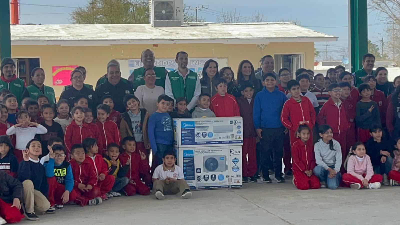 Minisplit mejora condiciones educativas en Sabinas