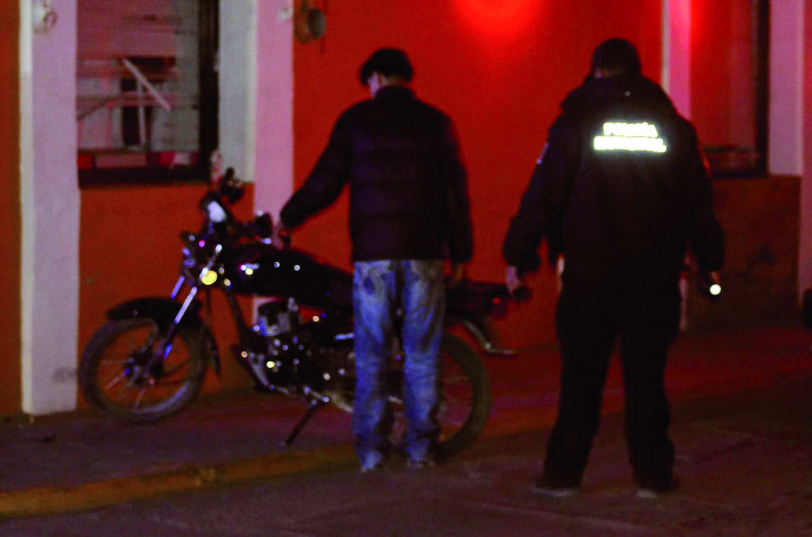 Lesionados en Melchor M&uacute;zquiz tras ca&iacute;da de motocicleta