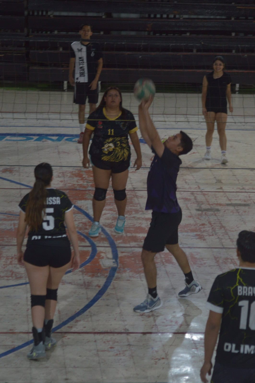Los Plasencia logran un triunfo apretado en la Liga de Voleibol