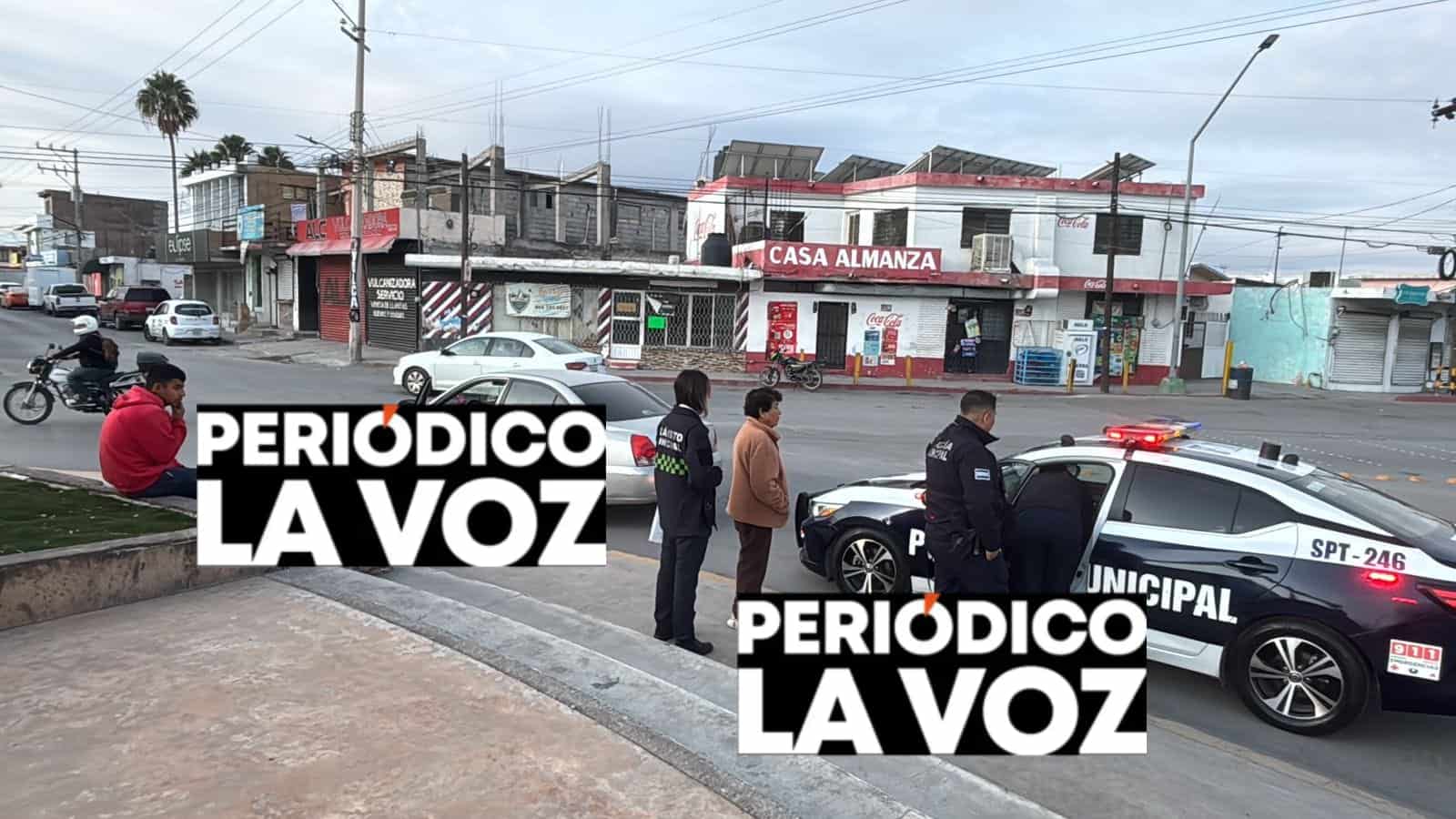 Embiste conductora a alba&ntilde;iles en moto