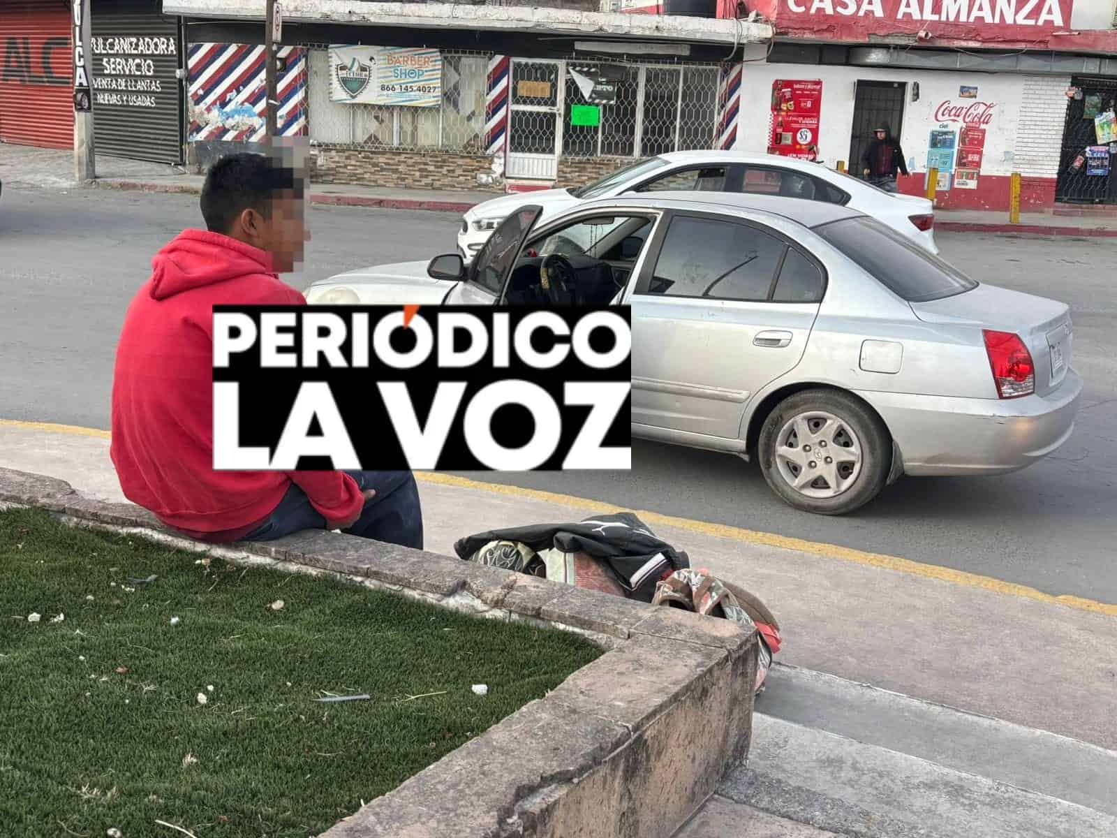 Embiste conductora a alba&ntilde;iles en moto