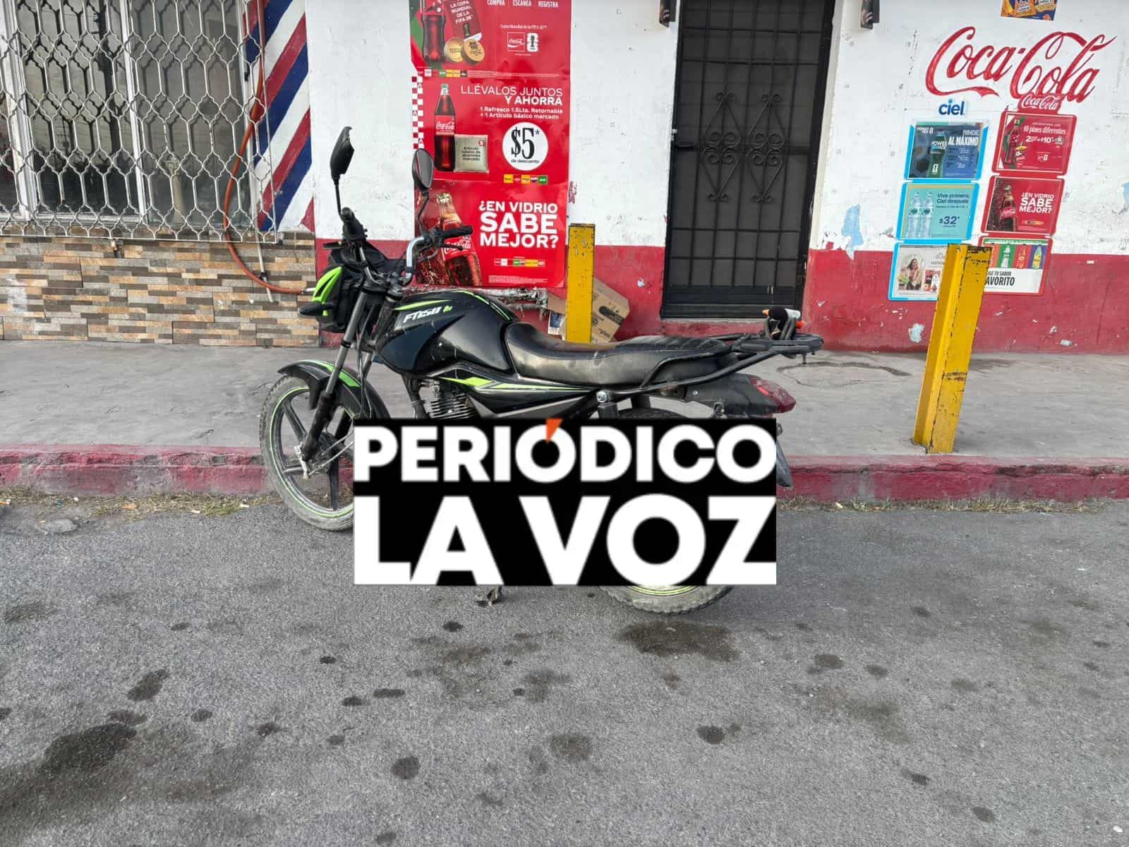 Embiste conductora a alba&ntilde;iles en moto