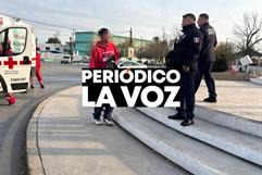 Embiste conductora a albañiles en moto