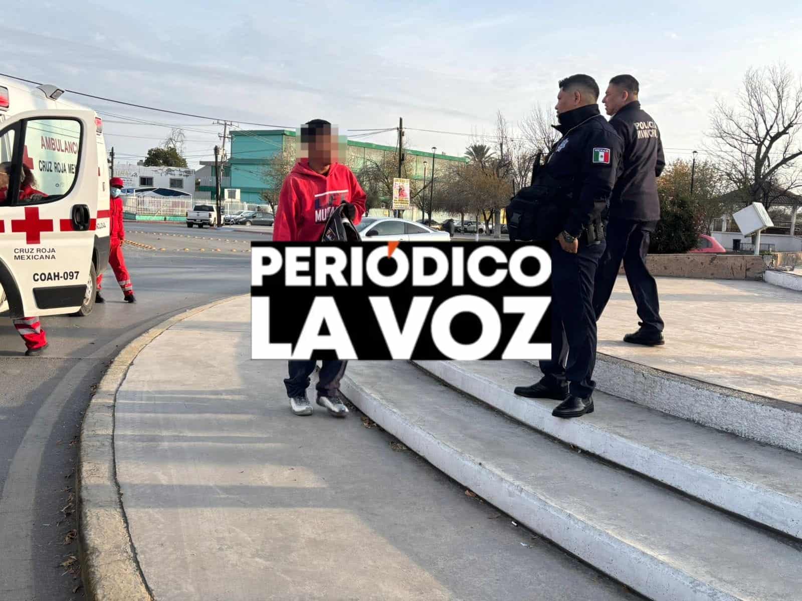 Embiste conductora a alba&ntilde;iles en moto