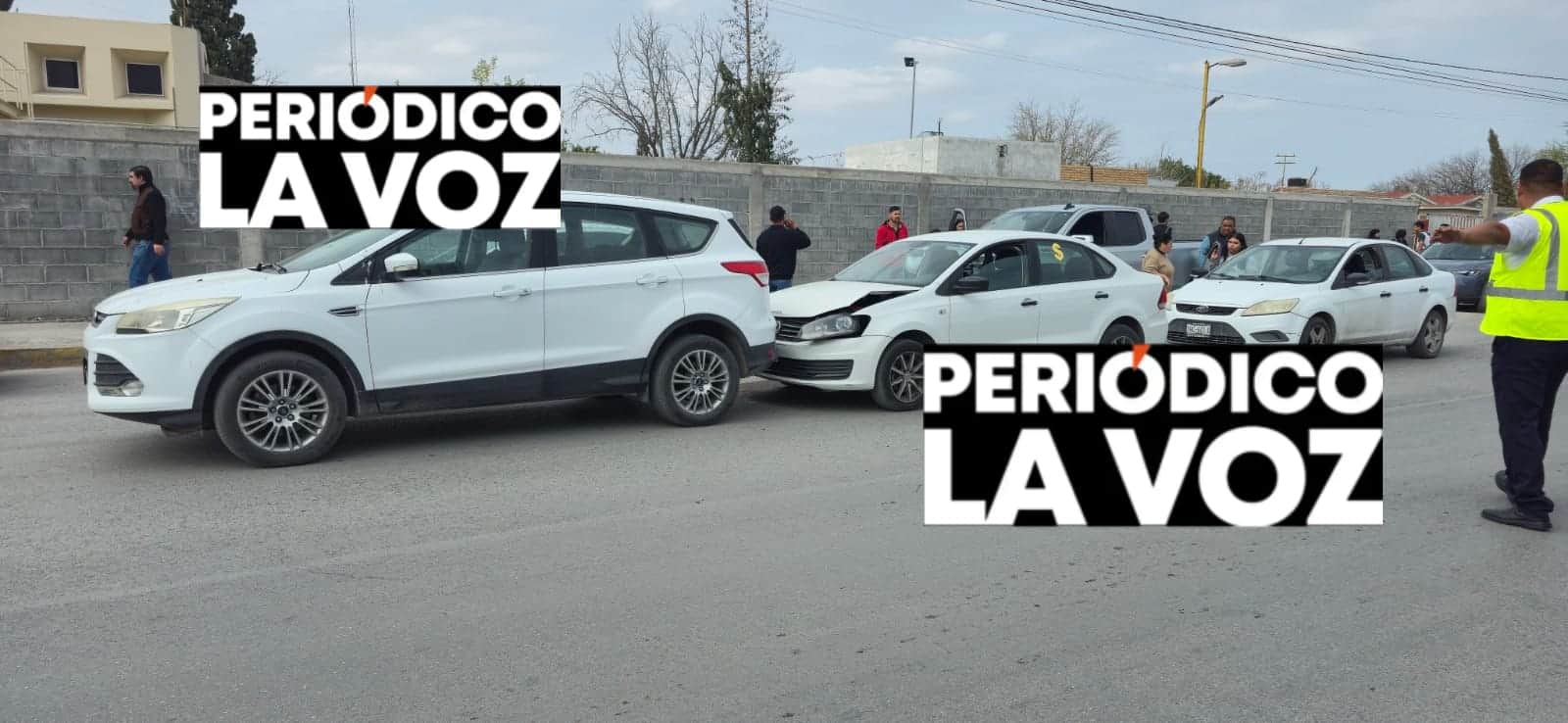 Proyecta auto contra camioneta